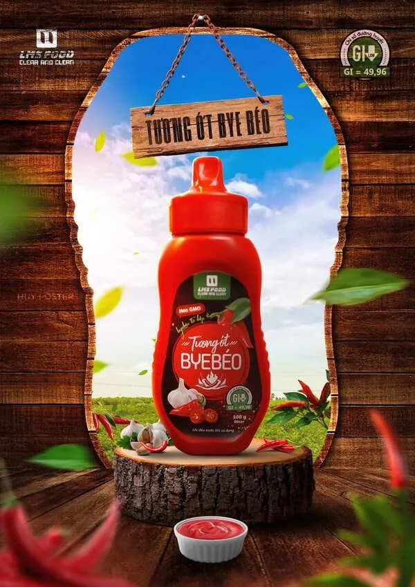 Poster quảng cáo chai tương ớt đỏ trên nền khung cửa màu xanh