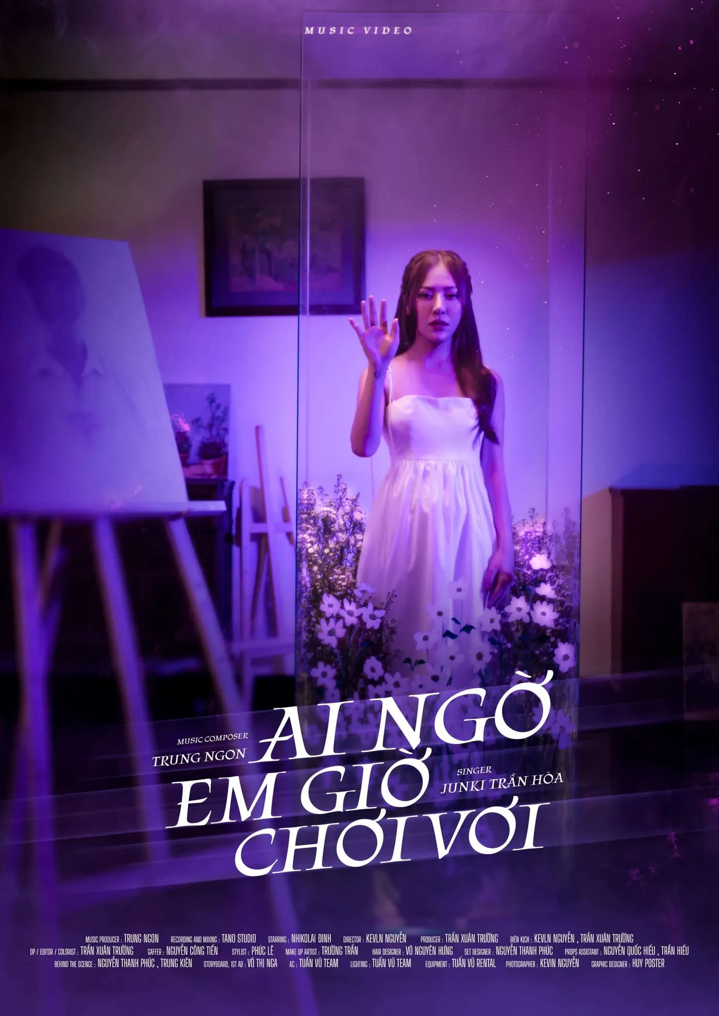 Poster chân dung cô gái mặc váy trắng trong căn phòng tím