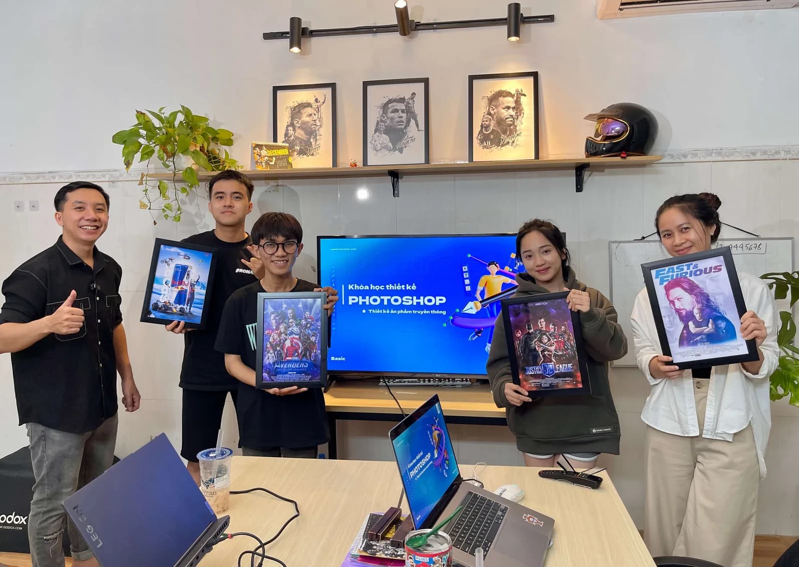 Giảng viên và học viên Huy Academy cầm các poster đã hoàn thành
